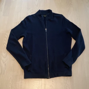 Massimo Dutti tröja  - Säljer denna as feta Massimo Dutti tröja! Den har aldrig använts och är i 10/10 skick! Tröjan har en casual och väldigt stilren look med sin mörkblåa navy färg.  #massimodutti #casual