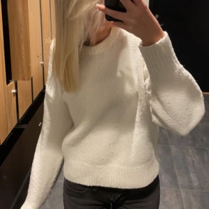 Vit stickad tröja - Säljer en supermysig vit stickad tröja i bra skick. Perfekt för kyliga höst- och vinterdagar. Den har en normal passform med långa ärmar och ribbade kanter. Tröjan har dock två små fläckar som visas på de sista bilderna, är ingenting man tänker på så.