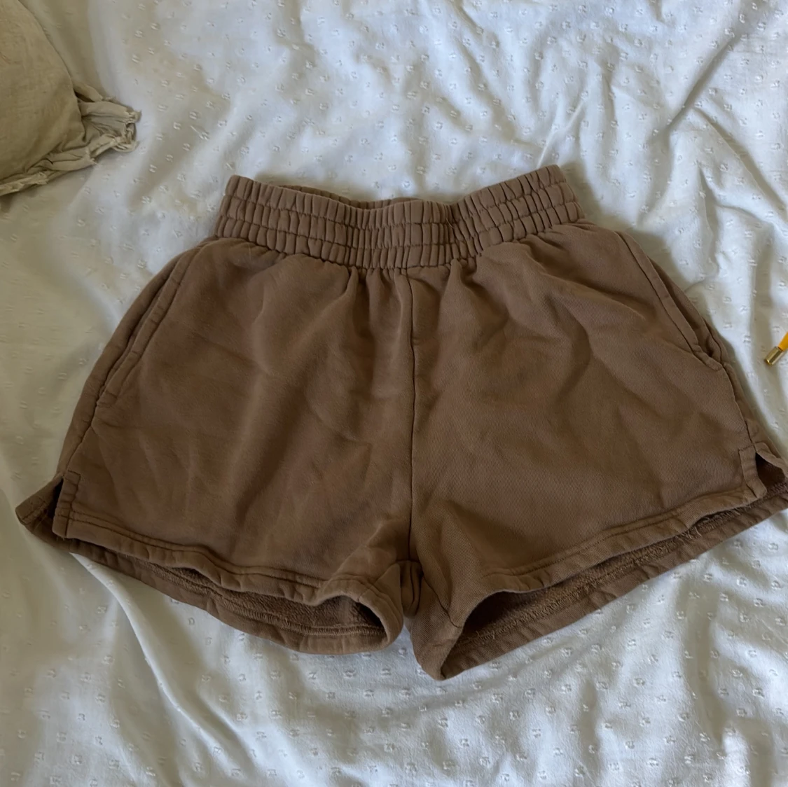 Bruna loose shorts med resårmidja