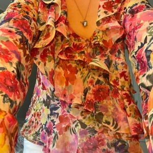 Supergullig blus från bik bok - Säljer en jättegullig blommig blus från Bikbok med volanger. Är perfekt för varma dagar. Säljer pga att den tyvärr inte har kommit till användning.