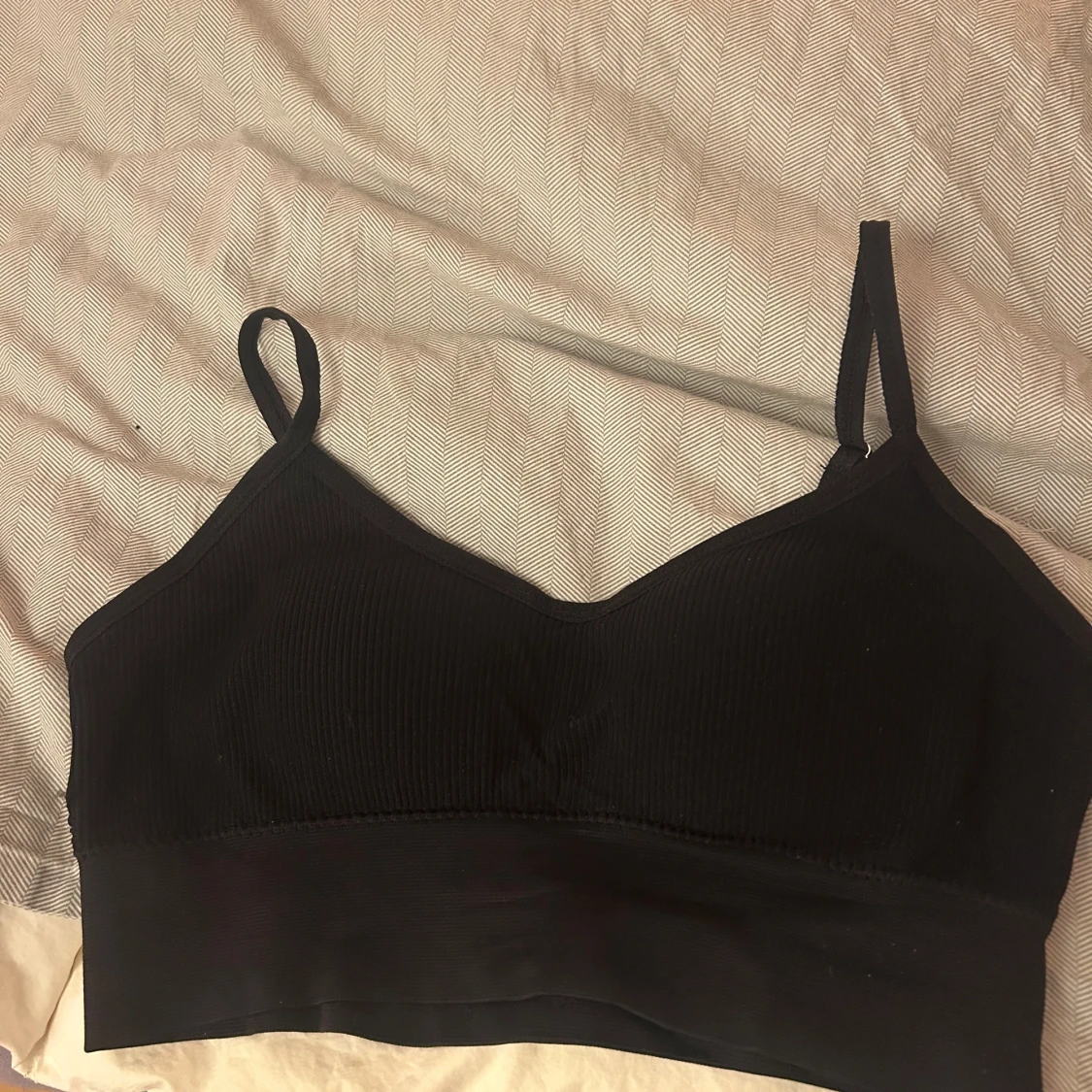 Svart ribbad linnetopp med smala band