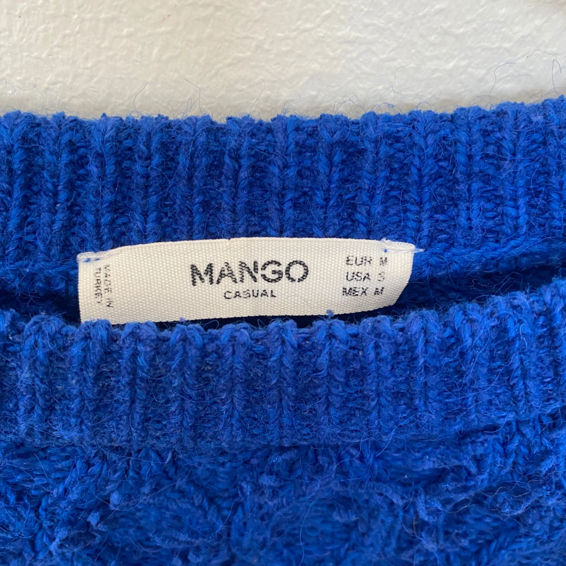 Blå stickad tröja från Mango - 2