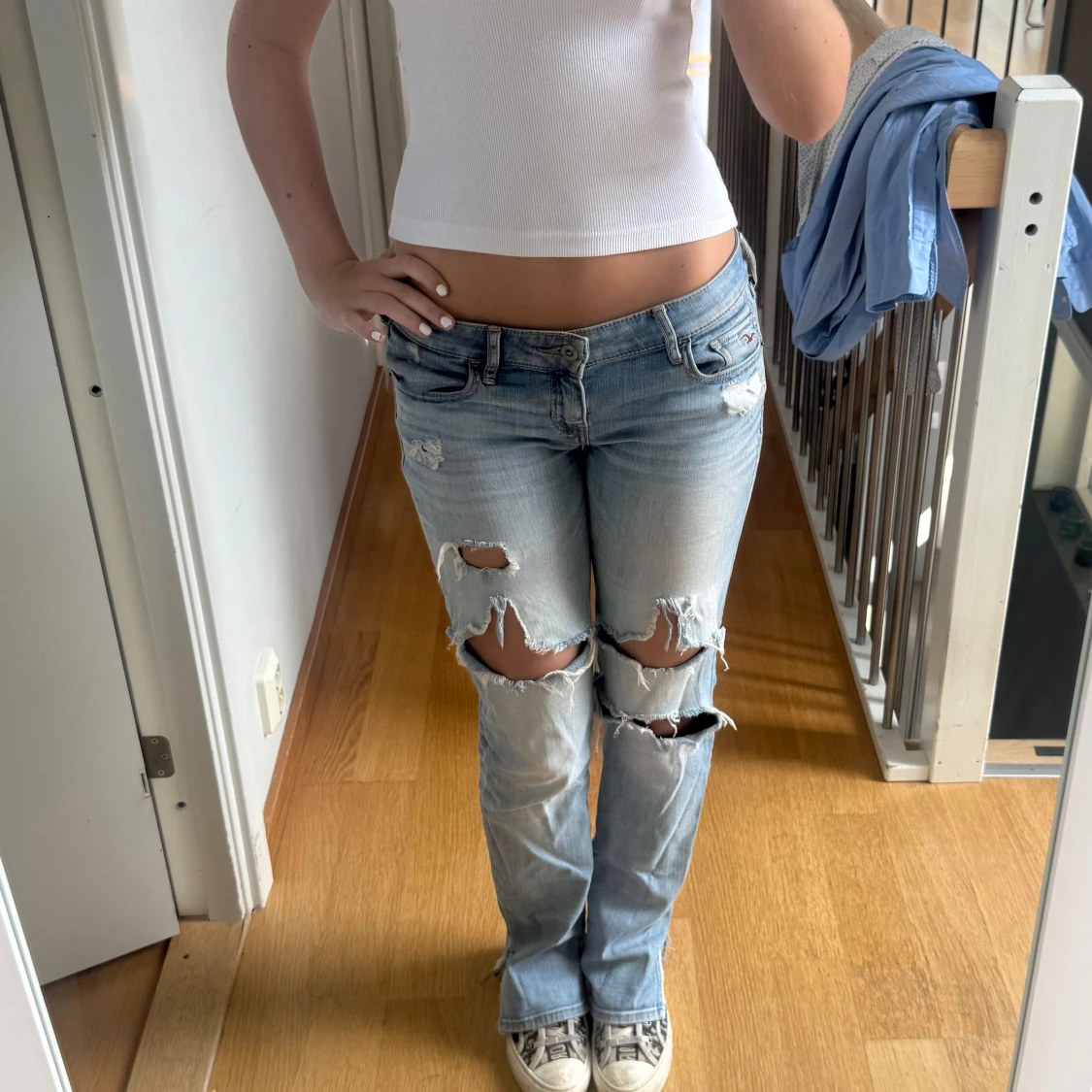 Ljusblå slitna lågmidjade jeans - 1