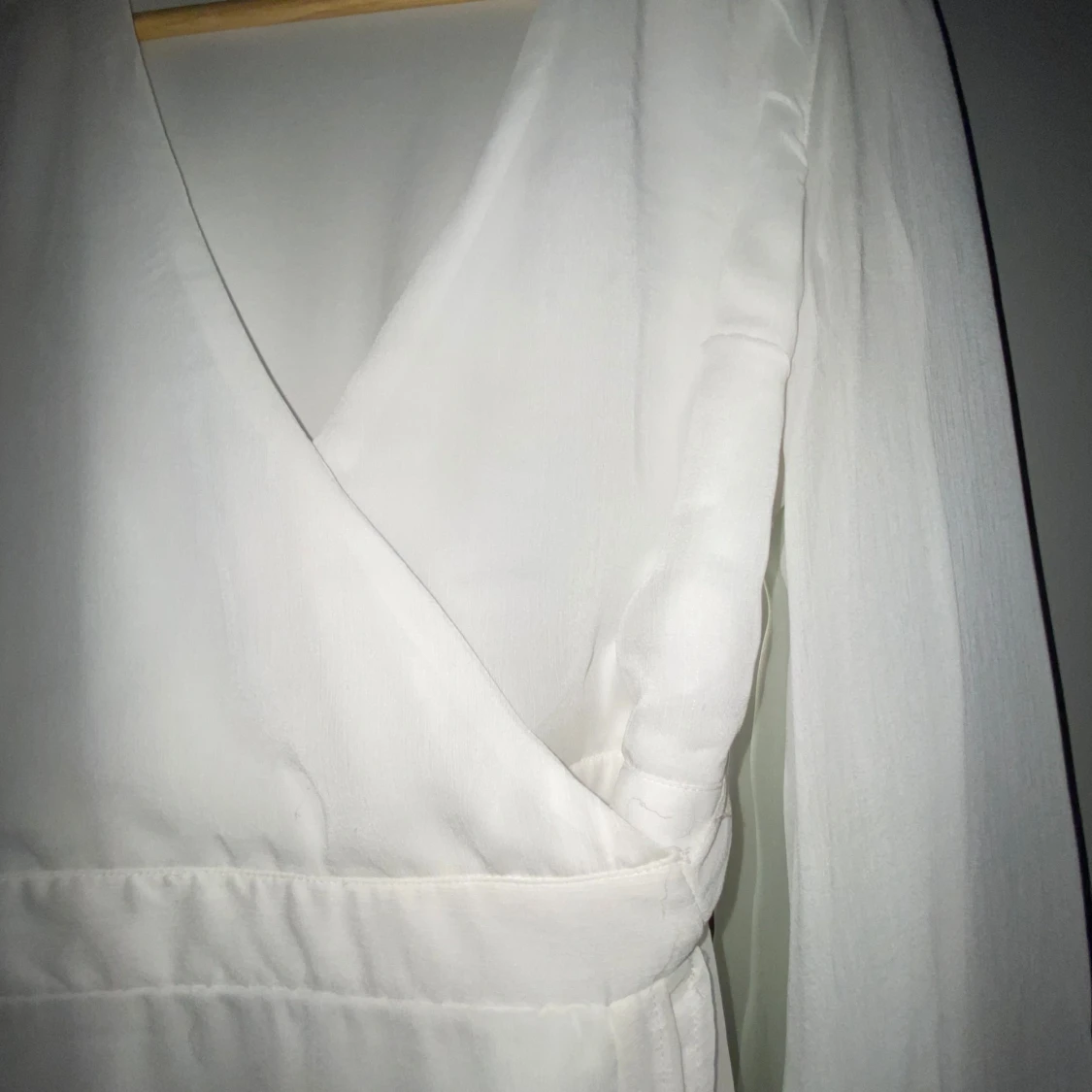 Vit omlottklänning med volang