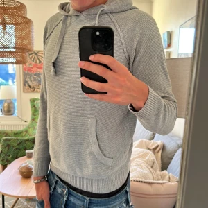 Stickad hoodie  - Riktig fet perfekt till sommarkvällar! Skicket är bra inte mycket att klaga på🙌(den är ytterst lite urtvättad i ett hörn) men inget man tänker på, absolut värt priset!