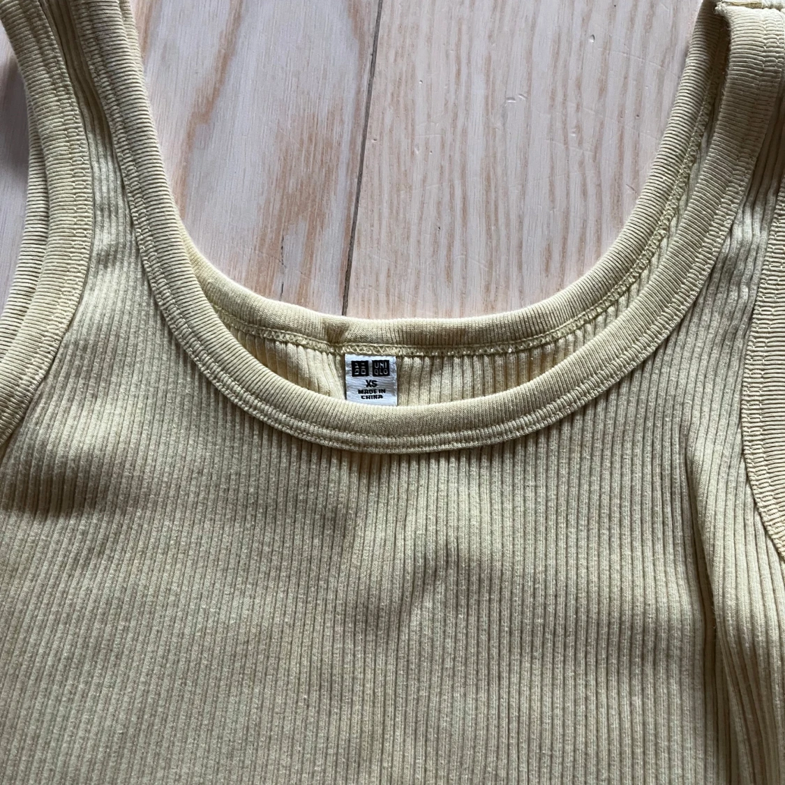 Ljusgul linnetopp från Uniqlo - 1