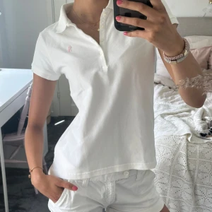 Vit pikétröja från Polo Ralph Lauren - Hej!! Säljer denna jättefina pikétröja från polo Ralph lauren i jättebra skick, knappt använd. Storleken är L i ungdomsmodell men skulle säga att det motsvarar en xs. Tveka inte att skriva vid frågor och pris kan diskuteras🤗