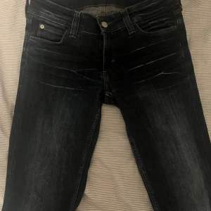 Mörkblå jeans med cool patch - Säljer dessa snygga trendiga mörkblå jeans från weekday. Storlek 30/32 💕