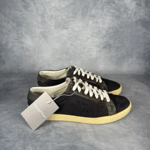 Saint Laurent Sneaker - Skick: 8/10, använda, inga defekter. | Tillbehör: Bara skorna. | Nypris: +- 7000 SEK