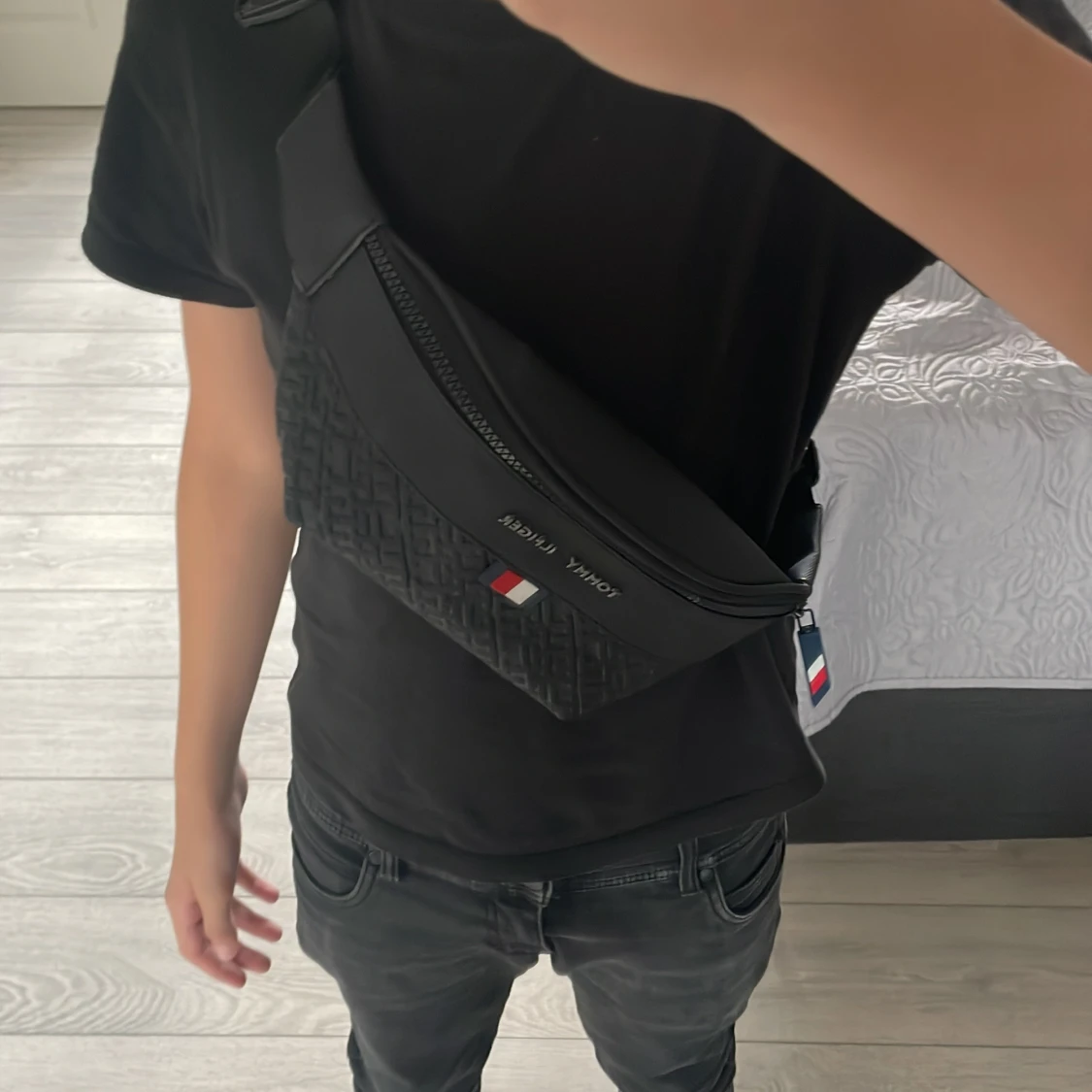 Svart axelväska Tommy Hilfiger - 1