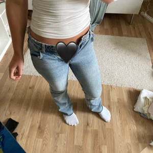 Ljusblå straight jeans från Gina Tricot - Säljer ett par ljusblå jeans från Gina Tricot, modell Perfect Jeans. De har rak passform, medellåg midja, avklippta kanter vid benen. De passar inte mig längre därför säljer jag dom!!