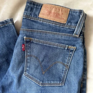 Lågmidjade levi’s jeans - Säljer dessa snygga lågmidjade Levi's 571 Slim Fit jeans i blå denim.  Dem är knappt använda så i väldigt fint skick!💕