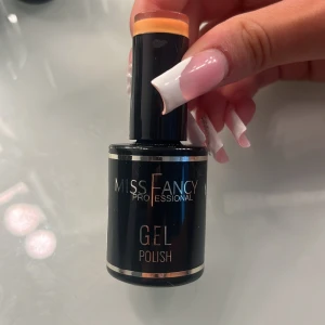 Miss Fancy Gel Polish Orange Chic - Snygg gel polish i färgen Orange Chic från Miss Fancy Professional. Väldigt fin färg och har bara använt en gång på några detaljer. Om intresse skicka💕har även andra saker