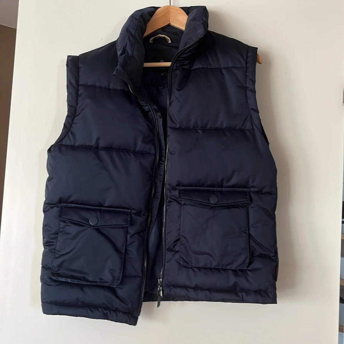 Mörkblå dunväst från JH Collection