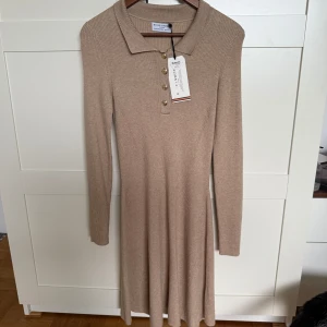Beige stickad klänning Holly & Whyte - Säljer min HELT NYA snygga beiga långärmade stickade klänning från Holly & Whyte💗. Helt PERFEKT till Höst!! 🍂 Aldrig använt den pga den var för stor för mig! Nypris var 599 kr jag säljer den för 399 kr💕 skriv om ni har frågor!!💞