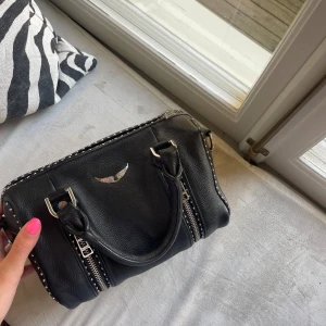 Svart handväska från Zadig & Voltaire - Säljer denna Zadig Voltaire sunny bag för att den inte kommer till användning! Små defekter: rostigt på spänerna man sätter på bandet-se bild, ett märke i skinnet-se bild. Distant ingår❣️
