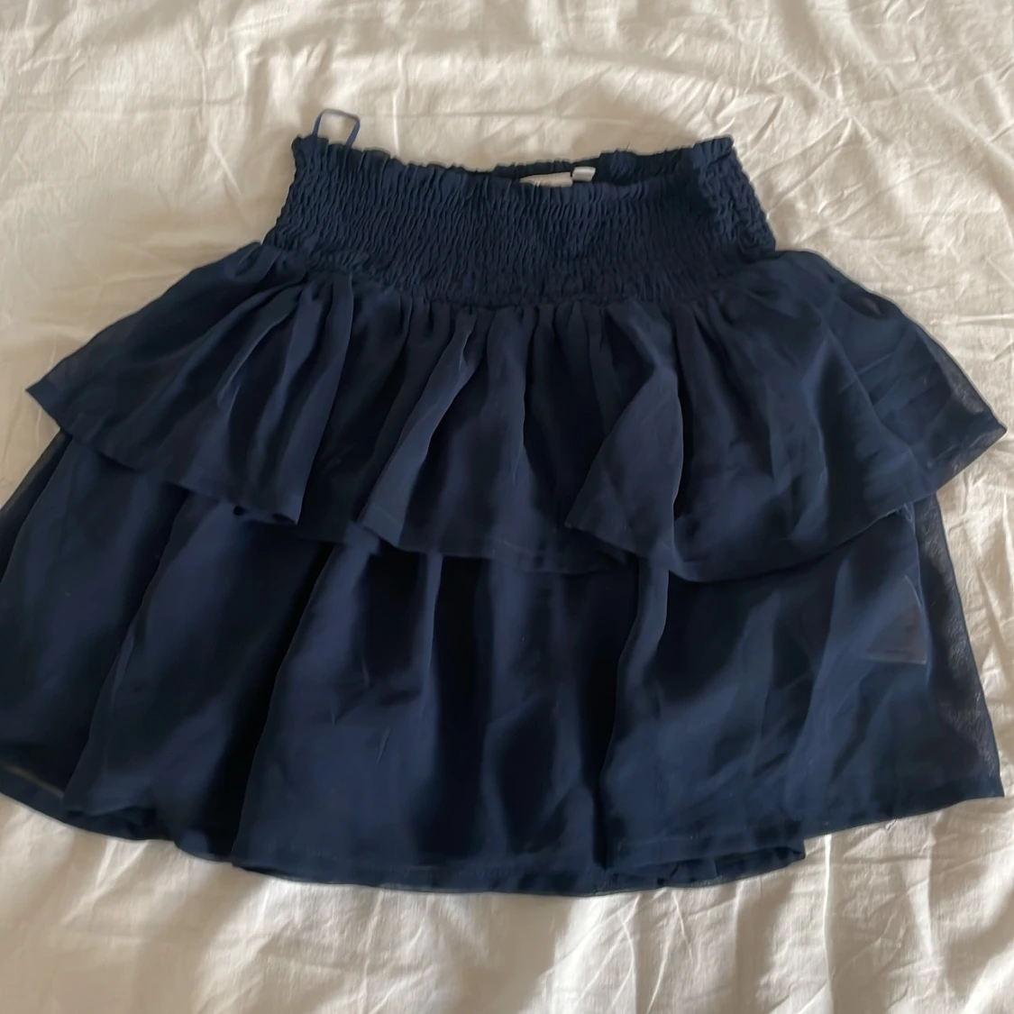 Mörkblå volangkjol från The New