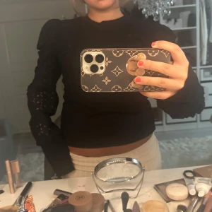 Tröja  - Svart tröja med detaljer på armarna! Pris kan diskuteras 