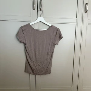 Topp - Fin beige topp från Lager157 i storlek M, aldrig använd. Kan tyvärr inte skicka bild med den på då den inte passar mig💗