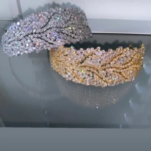 Håraccessoarer och tiaror för bara 350 kr - Säljer flera tiaror i både silver- och guldfärg, täckta av gnistrande stenar och kristaller. Perfekt för dig som vill sticka ut och glänsa extra mycket. Priset för en är endast 350 kr. Det finns andra modeller. Du kan kontakta mig privat för att få bilder. 