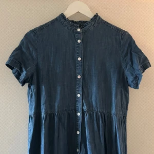 Klänning - En fin jeansklänning från Odd Molly i storlek 2 (M). 