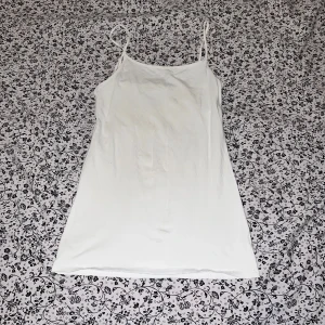 Vit linnetopp från Atmosphere - Säljer en enkel och stilren vit linnetopp från Atmosphere. Toppen har tunna axelband och rak passform, perfekt att styla med jeans eller kjol. Mjuk och skön bomullskänsla som funkar året runt.