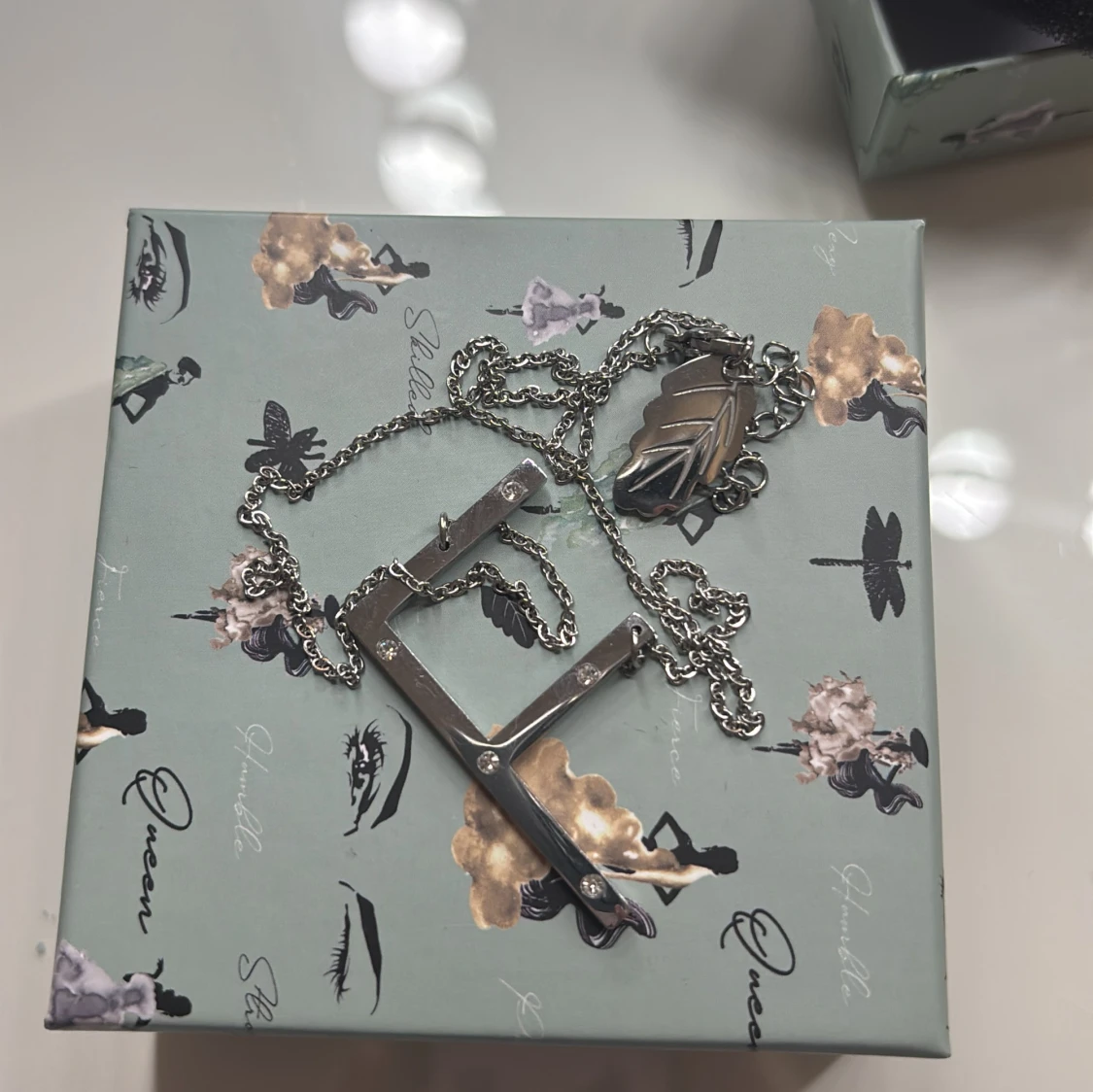 Silvrigt halsband med bokstavshänge F från Ioaku - 1