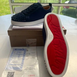 Christian Louboutin skor - Säljer dessa unika loubsen i ett jättefint skick för ett riktigt bra pris🤩 allt som syns på bilderna kommer med, om du har några frågor så är jag villig att svara🙌🏻