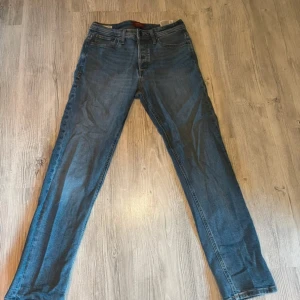 jack&jones jeans - tror det är storlek W30L32
