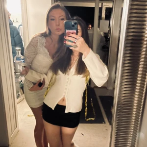 Vit kofta med knappar från Gina Tricot - Supersöt vit kofta från Gina Tricot i storlek XS.  har v-ringning, långa ärmar och snygga klädda knappar framtill. Den är lätt figursydd och har en clean, stilren look som passar perfekt till kjol eller jeans.