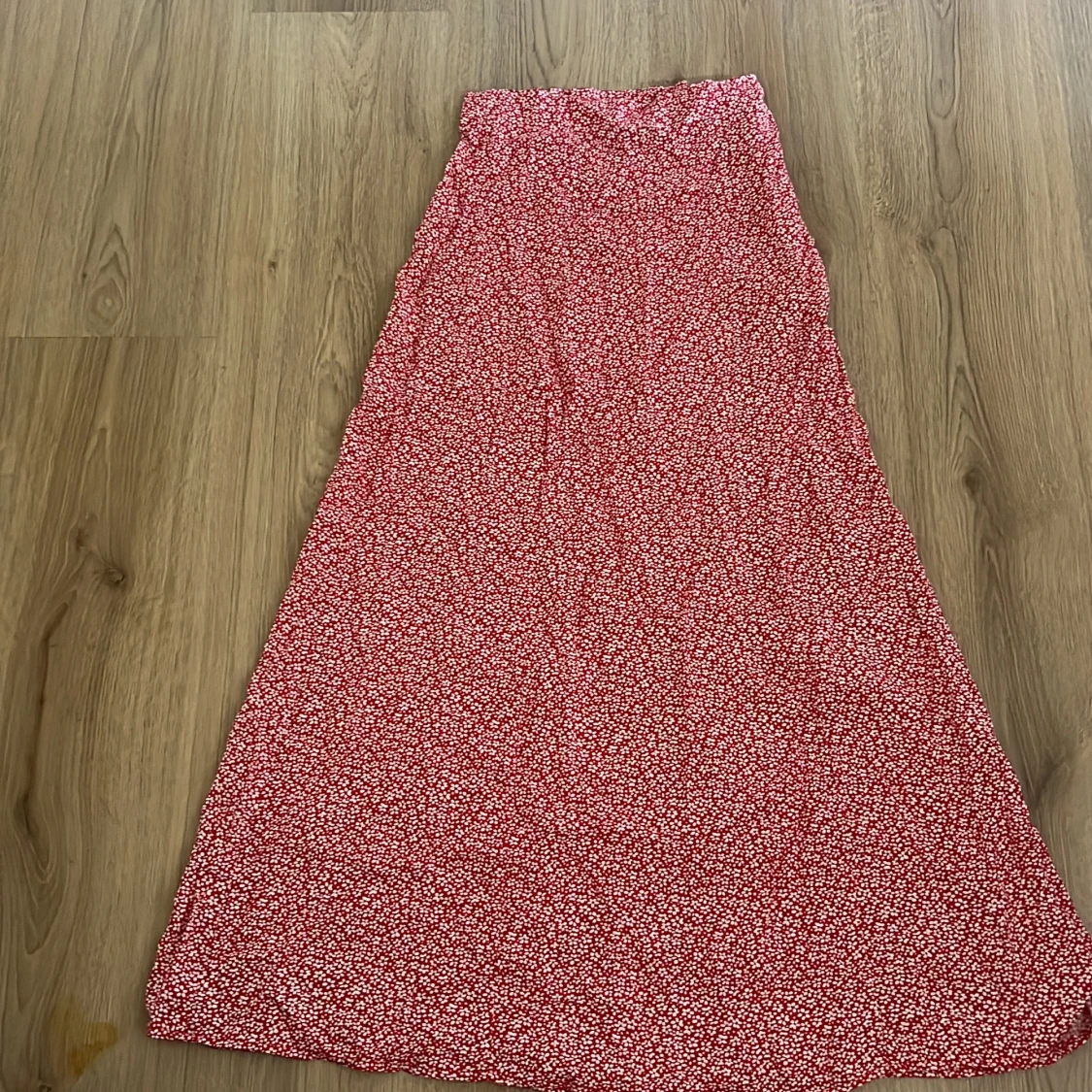 Röd långkjol med blommigt mönster