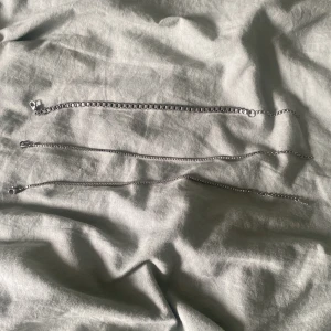 Tre silver armband - Tre stilrena armband i silver med olika kedjedesigner. Perfekta att bära tillsammans eller var för sig för en clean look. Alla har smidiga karbinlås och passar till dig som gillar minimalistiska accessoarer.