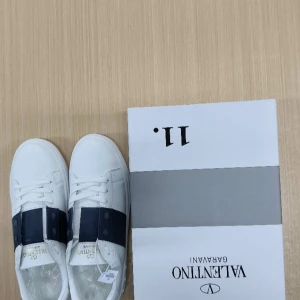 Valentino Garavani Open sneakers vit/blå - Snygga Valentino Garavani Open sneakers. Helt nya. Pris kan diskuteras vid snabb affär. Kom gärna till frågan om ni undrar. 