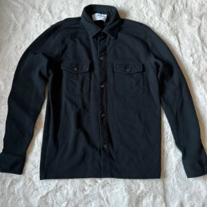 Selected homme overshirt - Overshirt från selected homme i riktigt fint skick. Hör av dig vid frågor!