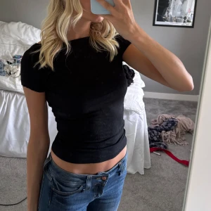 Svart croppad topp med öppen rygg - Säljer en svart croppad topp med korta ärmar och öppen rygg🖤