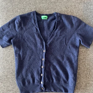 Mörkblå kortärmad kofta - Kortärmad stickad kofta från Benetton i mörkblå färg.