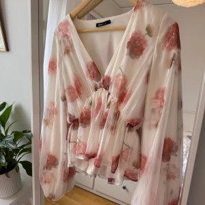Blus - Blommig blus från Gina tricot i bra kvalité. Helt i nyskick!💞