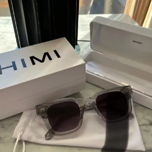 Grå  solglasögon CHIMI - Snygga solglasögon från CHIMI i modellen 04 grey. Dom är helt nya och aldrig använda så i nysskick 