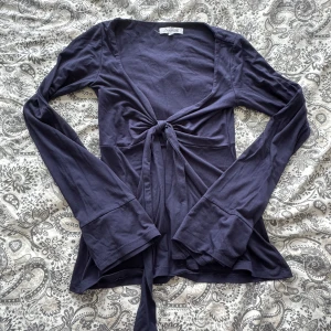 Design By Si Blus - Säljer denna  populära topp från Design By Si då jag inte använder den längre. Storlek XS/S. Nypris 393kr.💙💙