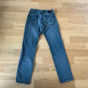 Levis jeans  - Ett par jeans i bra skick förutom en ihop krympen lapp i bak. Nypriset på dessa jeans ligger på runt 1000kr. Längden på byxorna är 103cm och midjan 37cm jämför gärna med ett par egna och sen är det fritt fram att använda ”köp nu”.