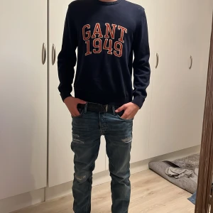 Mörkblå GANT tröja - Snygg mörkblå tröja från GANT med stort broderat tryck 'GANT 1949' i rött och vitt på bröstet. Hör av dig för mer frågor och lägg gärna ett prisförslag 