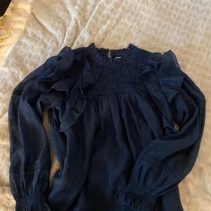 Mörkblå jätte fin blus  - En super fin lite glittrig mörkblå blus från Gina! Storlek är 146-152  