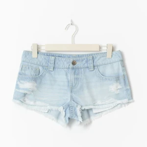 Lågmidjade Jeansshorts  - Hej! Säljer dessa superfina lågmidjade jeansshortsen med slitningar och råa kanter från Gina Tricot Young då dom tyvärr inte passade mig. Lappen sitter kvar på jeansshortsen då de aldrig användts, alltså är de helt i nyskick. Om ni skulle ha några frågor är det bara att höra av er, annars går det superbra att klicka på ”köp”.