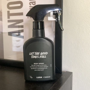 Lush Let The Good Times Roll Body Spray - Lush Let The Good Times Roll Body Spray i svart plastflaska med spraymunstycke. Doften har inslag av smörig popcorn och sötma, perfekt för dig som gillar unika och lekfulla dofter. Flaskan rymmer 200 ml och har en modern, stilren design. Obs cirka halva kvar!