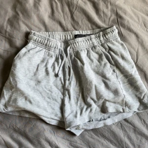 Gråa shorts  - Knappt använda