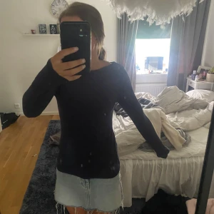 Mörkblå långärmad tröja - En enkel och stilren mörkblå långärmad tröja med rund halsringning. Tröjan har en smal passform och är perfekt att matcha med jeans eller kjol. Mjuk och skön att bära, passar till många olika outfits.