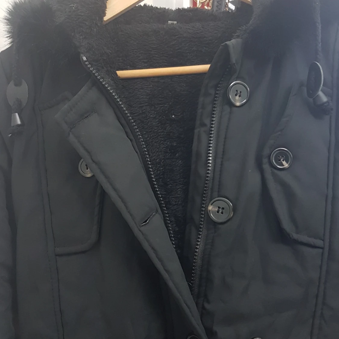 Svart parkajacka med fuskpäls - 2