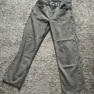 Grå raka jeans från Grunt - Snygga grå jeans från Grunt med rak passform och klassisk femficksdesign. Jeansen har normal midja och är tillverkade i ett slitstarkt bomullstyg. Perfekta för en clean och avslappnad look.