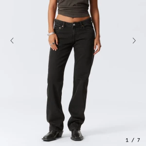 Weekday Jeans - Säljer dessa skit snygga jeans från weekday i modellen arrow. Skriv privat vid frågor. Dessa på hemsidan men säljer i en mörkblå färg som är slutsåld.