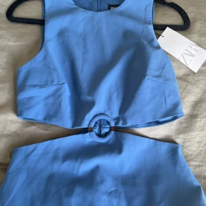 Blå topp från zara  - Oanvänd blå topp från zara med lappen kvar!❣️